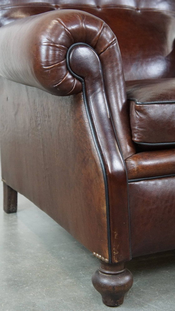 Image 1 of Comfortabele, donkere antieke schapenleren Engelse armchair