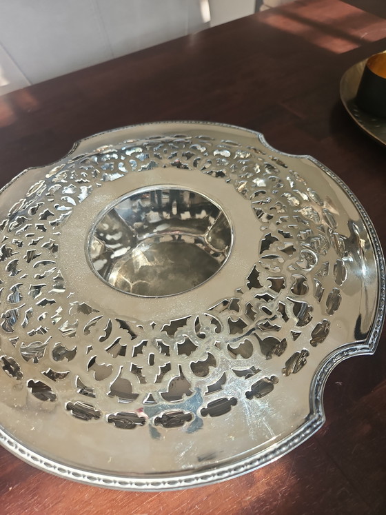 Image 1 of Bol de metal plateado con tapa perforada y soporte para flores.