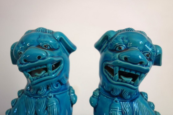 Image 1 of Pareja de perros Foo de porcelana vidriada azul, China, década de 1960.