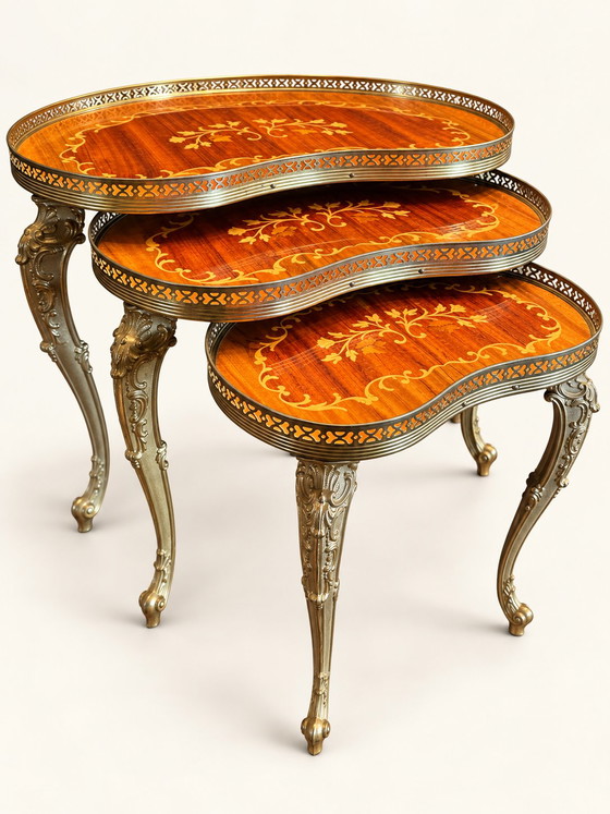 Set antico di tre tavolini a incastro in elegante forma a rene – Bronzo, Rame (photo 4 of 7)