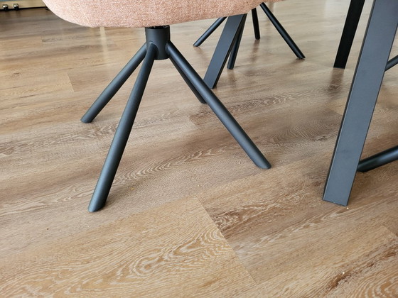 Image 1 of Juego de comedor completamente nuevo con cuatro sillas giratorias.