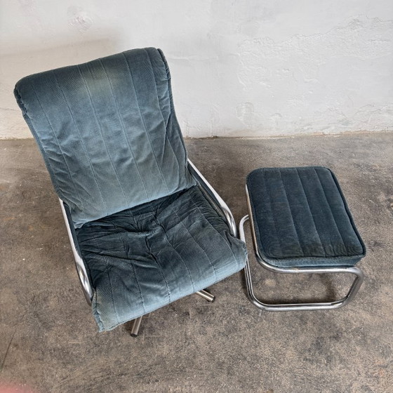 Image 1 of Sillón de acero tubular azul/gris con reposapiés, década de 1960 – Estado original