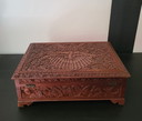 Handgravierte Schmuckschatulle aus Holz mit Pfauen- und Blumenmotiven.