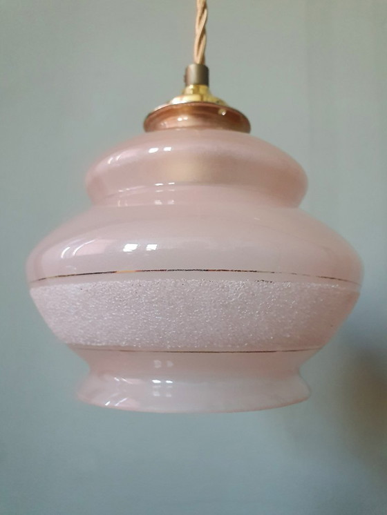 Image 1 of Lampada a sospensione vintage rosa - vetro opalino con bordo decorativo satinato