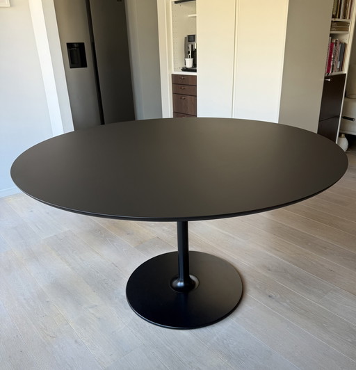 Black round dining table