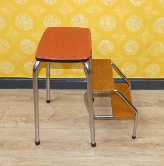 Image 1 of Vintage jaren 50 kruk Rood gevlekt opvouwbare trapladder Metaal en hout industriële retro ladderkruk