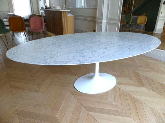 Image 1 of Table " Saarinen Dining Table - Oval " en marbre Statuarietto satiné by KNOLL design Eero Saarinen - 244 cm