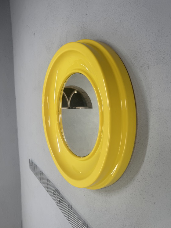 Image 1 of Ronde Gele Spiegel uit de Jaren 70 – in de stijl van Kartell space age 