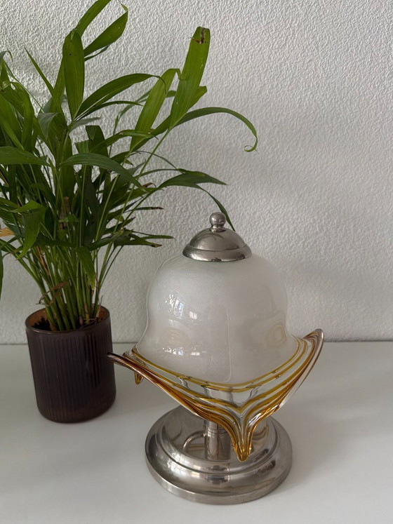 Image 1 of Lampe de table vintage de Murano en verre opale à bordure ambrée