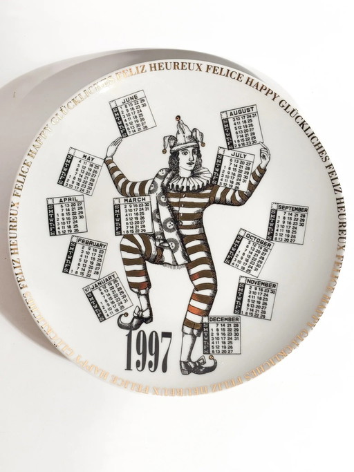Fornasetti 1997 Kalenderteller aus Keramik – decoratieve objecten, Porcelain, Ceramic, Surrealism