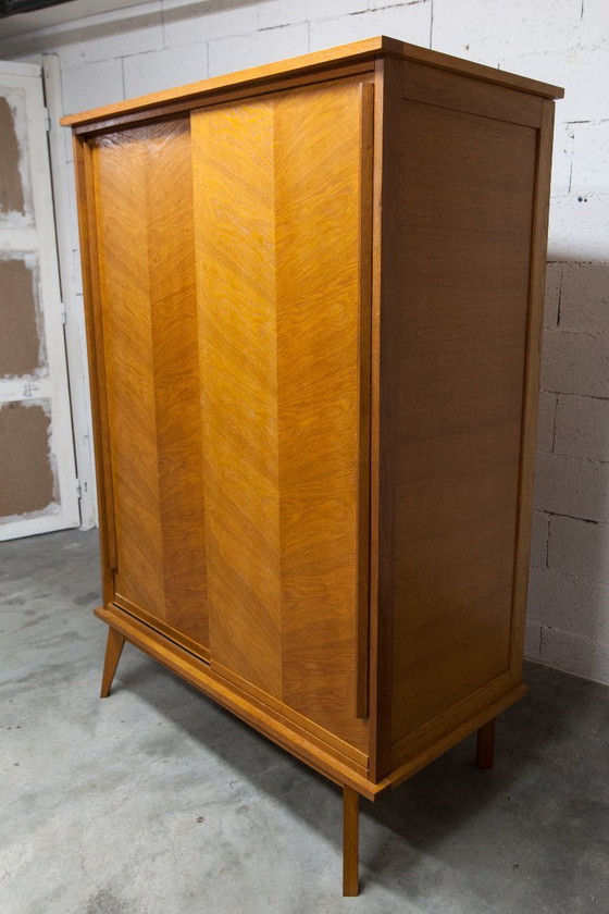 Image 1 of Kledingkast uit de jaren 50 met kompasvormige poten, schuifdeuren en een nieuw bovenblad.