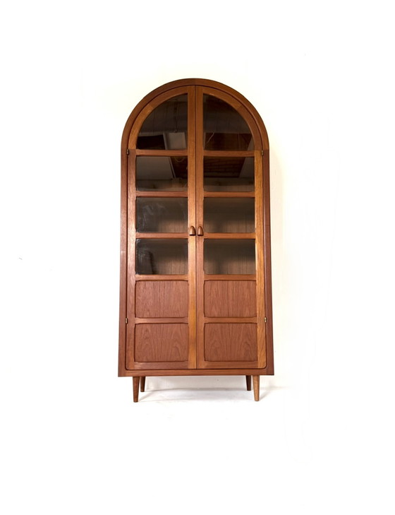 Vintage Deense Teakhouten Boogvitrine, Dyrlund ‘80 – Vitrinekasten, Glass, Wood (photo 2 of 15)