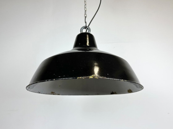 Image 1 of Industriële zwarte geëmailleerde fabriekslamp met ijzeren bovenkant, jaren 60