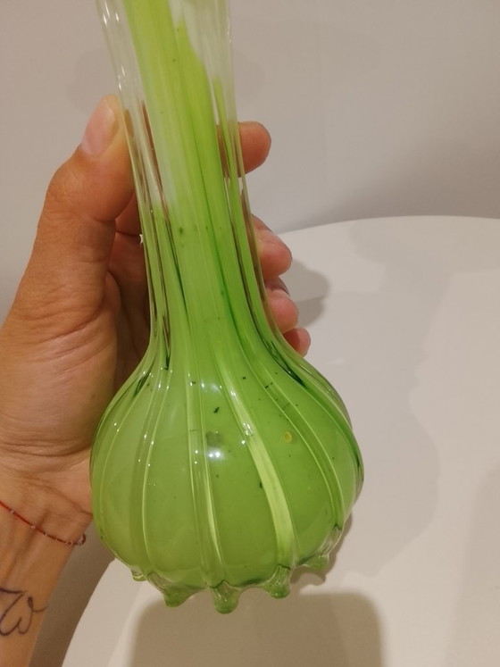 Image 1 of `Vintage Uranium Glas Vaas - Licht Groen op met UV - ZONDER LAMP`  