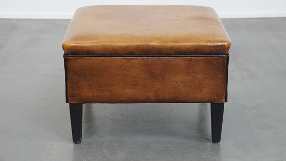 Image 1 of Vierkante Schapenleren Hocker Met Zwarte Biezen