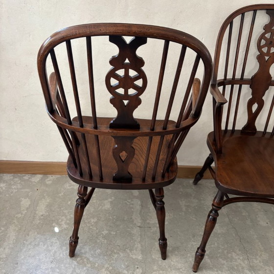 Image 1 of Een paar Windsor-fauteuils van iepenhout.