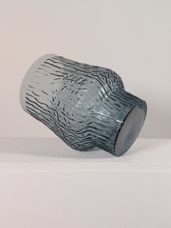 Image 1 of Grijsblauwe vintage persglazen vaas uit het midden van de vorige eeuw, jaren 70