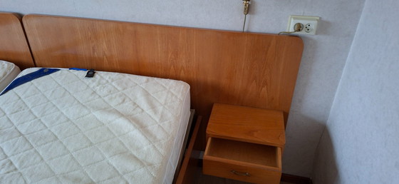 Image 1 of Doppelbett, bestehend aus 2 Einzelmatratzen, deren Fuß- und Kopfende jeweils hochgeklappt werden können.