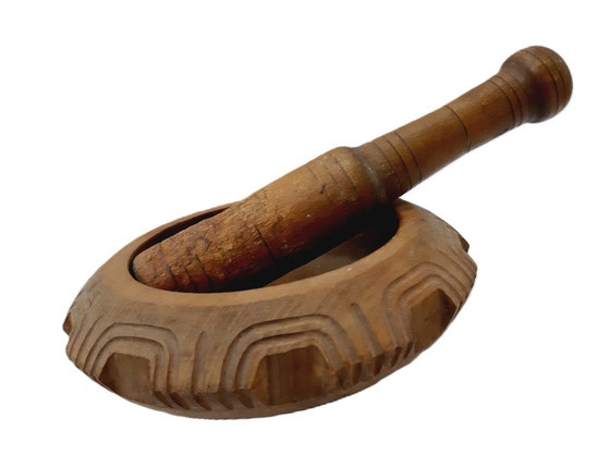 Image 1 of Bol et pilon en bois sculpté vintage