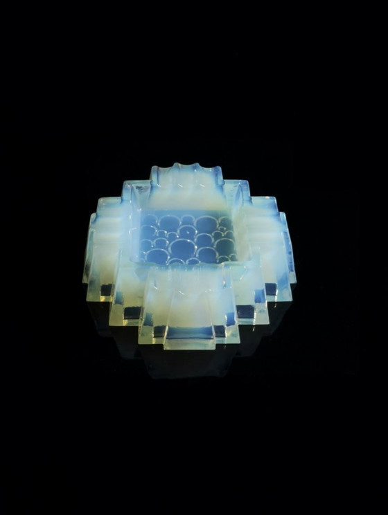 Image 1 of Cendrier vintage Sabino Paris, années 1930, verre opalin irisé, Art déco, Les Pastilles, Philippe Decelle