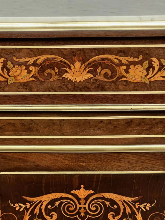 Cómoda elegante estilo Napoleón III. Marquetería en madera preciosa. Bronce dorado, tapa de mármol. – Bronze (photo 5 of 10)