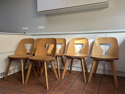 6 sillas Stammplatz, diseño Alfredo Häberli. – eetkamerstoelen, Wood, Modern