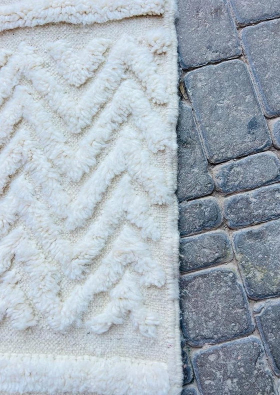 Image 1 of Alfombra tradicional marroquí Beni Ouraine blanca, 200/300 cm.