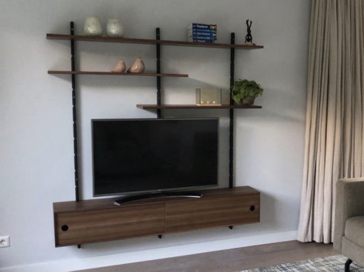 Wohnwand mit Regalen und TV-Schrank von PBJ Moore