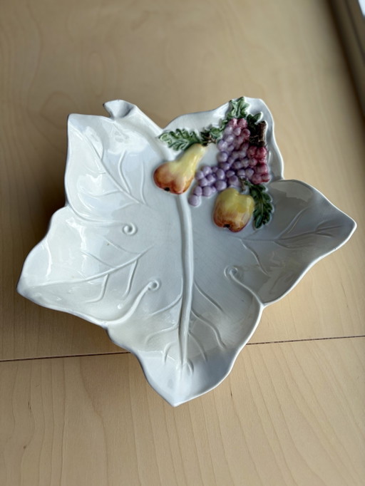 Grote vintage Italiaanse majolica fruitschaal – Druivenblad met reliëf fruit (30 cm) – schalen, Ceramic