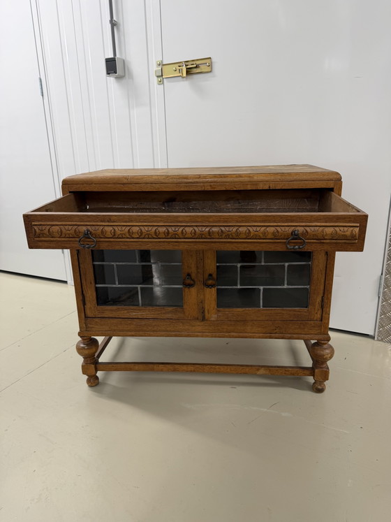 Image 1 of houten kast met twee deuren van loodglas en lade