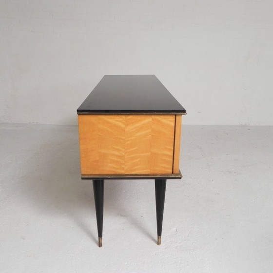 Image 1 of Aparador antiguo con patas cónicas, década de 1950.