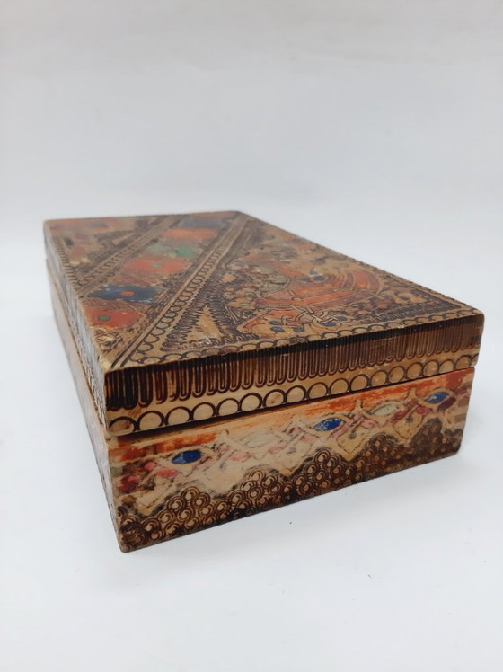 Image 1 of Grande boîte en bois ancienne à pyrogravure