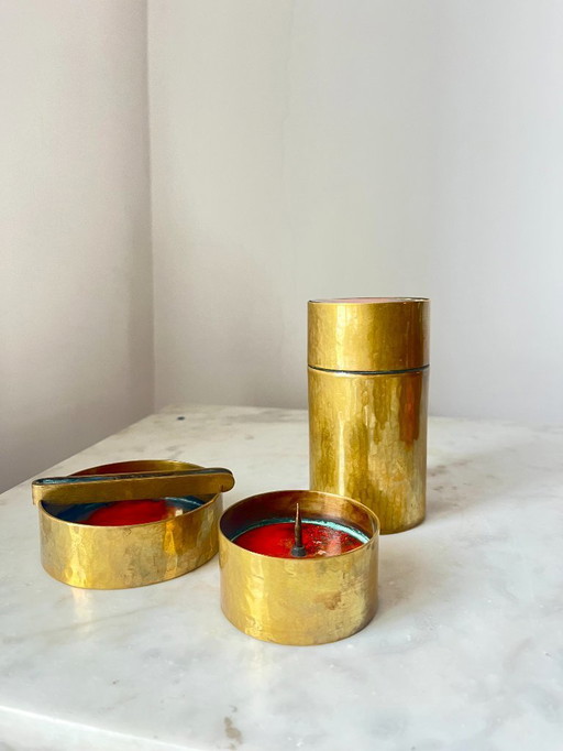 Vintage 1950s Rot emaillierte Bronze Set | Aschenbecher, Kerzenhalter & Deckelgefäß | Mid-Century Modernes Dekoratives Trio