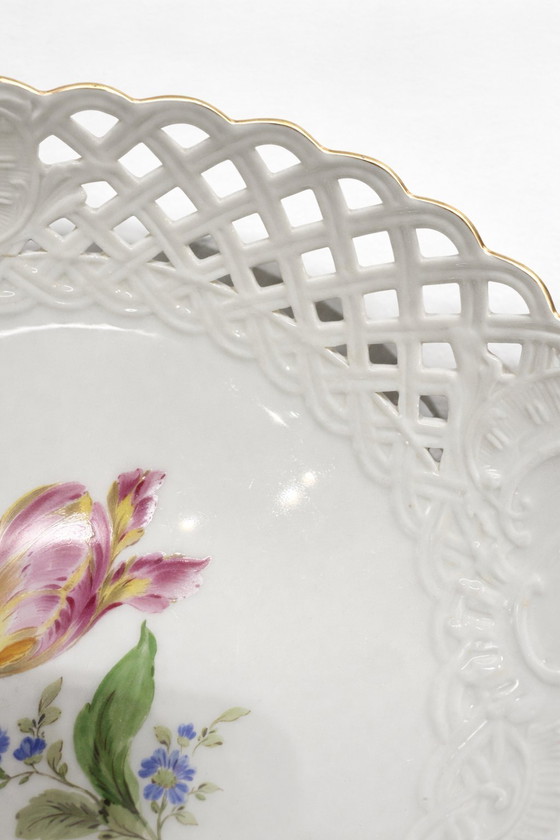 Image 1 of Bol exquis en porcelaine réticulée de Meissen – Décor floral peint à la main – 24,5 cm