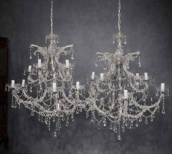 Coppia di grandi lampadari Maria Teresa. In cristallo e vetro. – Crystal, Glass (photo 10 of 10)