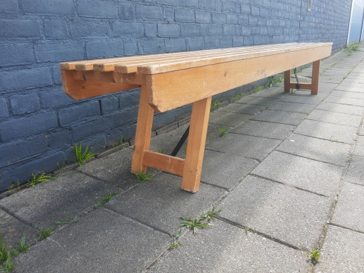 Wunderschöner antiker hölzerner Schulschreibtisch mit Lattenrost, 250 cm lang, Mid-Century