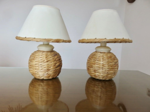 Coppia di lampade da comodino in giunco marino intrecciato con paralumi abbinati, 1980