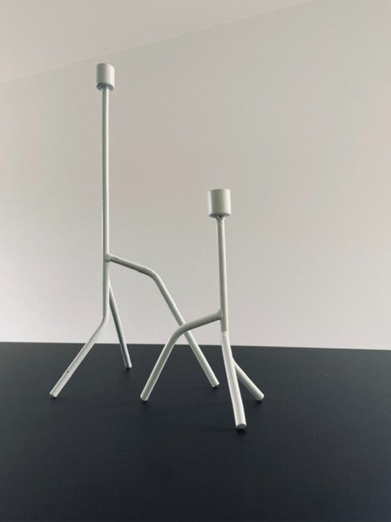 Image 1 of Set di 2 candelabri artigianali dal design storto in metallo bianco.