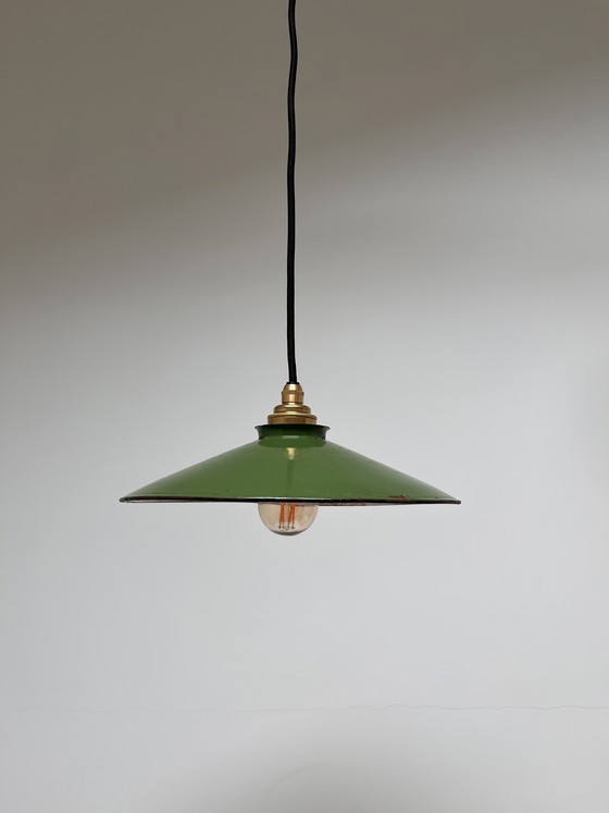 Image 1 of Due lampade a sospensione vintage in smalto verde.