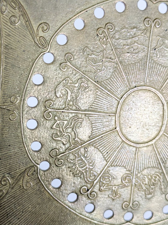 Calendrier perpétuel de table en laiton antique avec motif solaire et zodiaque – Objets déco, Brass (photo 11 of 12)