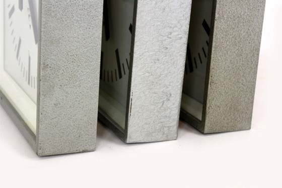 Image 1 of Orologi ferroviari quadrati industriali di Pragotron, anni '80, set di 3