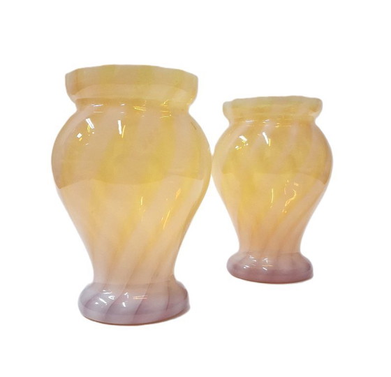 Image 1 of Coppia di vasi in vetro opalino con effetto vortice/marmo