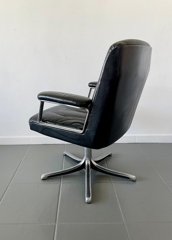 Image 1 of Poltrona modello P126, disegnata da Osvaldo Borsani per la prestigiosa azienda italiana Tecno S.p.A. nel 1966.