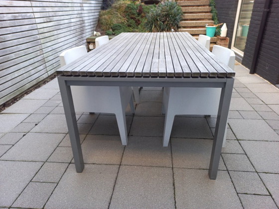 Image 1 of Mesa de comedor moderna para jardín con estructura de aluminio y madera de teca.