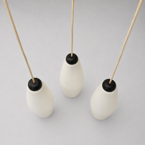 Image 1 of Set di 3 lampade a sospensione vintage – vetro bianco opaco con paralume nero