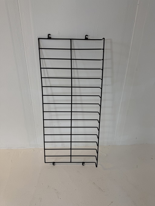 Teil des Nisse-Schnurwandsystems: Leseregal '60