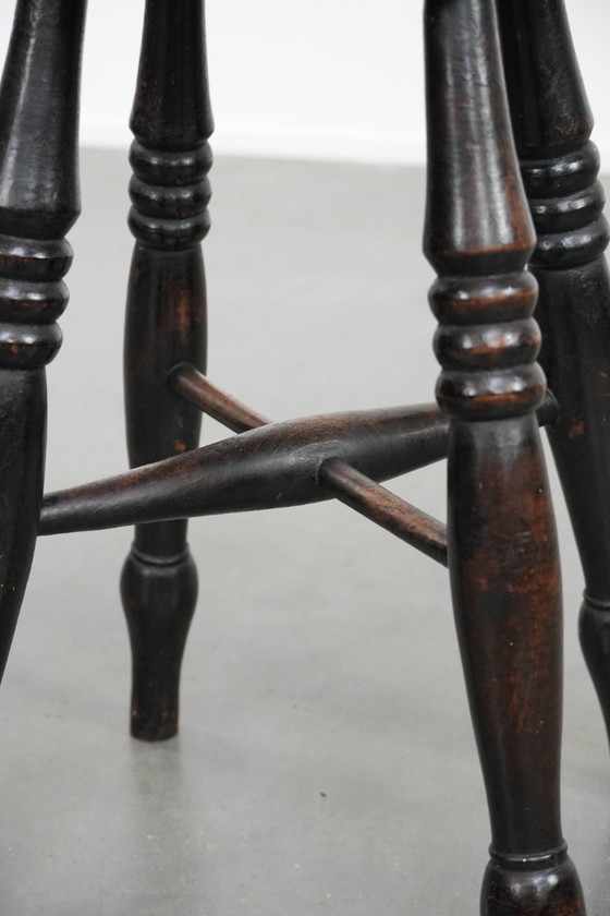 Image 1 of Engels antiek klassiek en tijdloos Windsor krukje uit de 18e eeuw