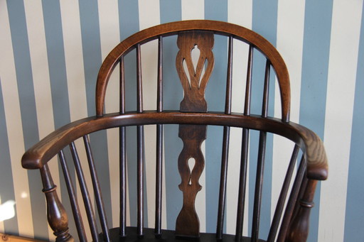 Silla Windsor antigua inglesa con respaldo bajo