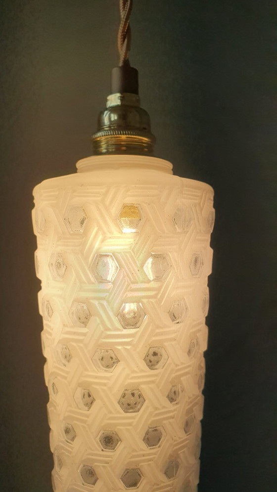 Image 1 of Suspension vintage milieu du siècle, forme conique, verre pressé dépoli à motifs