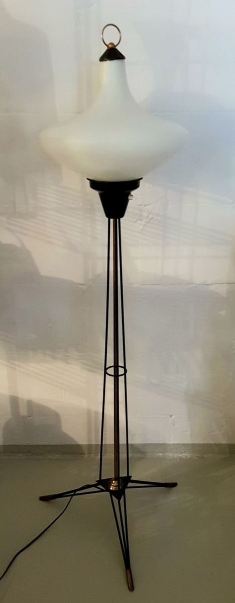 Lampadaire tripode italien en verre opalin, 1950S